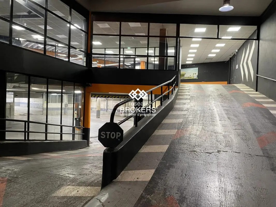 Retail in Grenoble for lease Interior Photo- Image 1 of 15