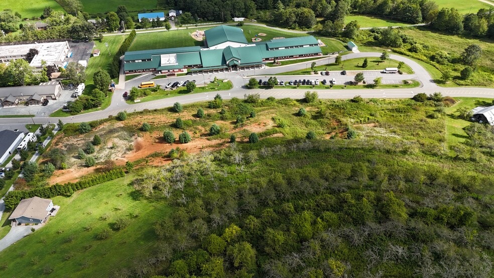 114 Orchard Ln, Banner Elk, NC for sale - Building Photo - Image 2 of 11