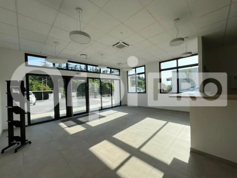 Office in Limeil-Brévannes for lease Interior Photo- Image 1 of 15