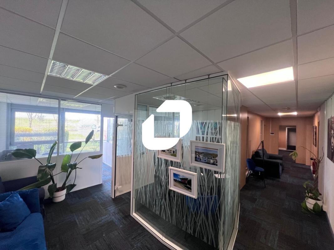 Office in Magny-le-Hongre for lease Interior Photo- Image 1 of 9