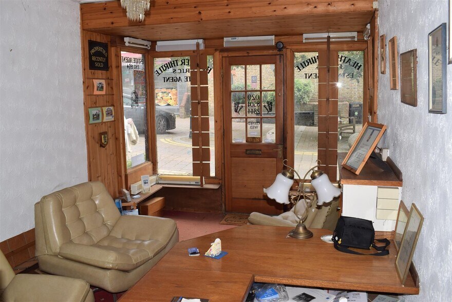 36 Queens Rd, Buckhurst Hill à vendre - Photo du bâtiment - Image 2 de 10