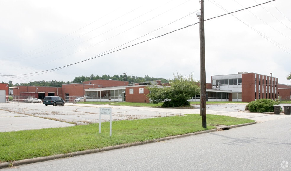 2147 Brevard Rd, High Point, NC à vendre - Photo du bâtiment - Image 2 de 9