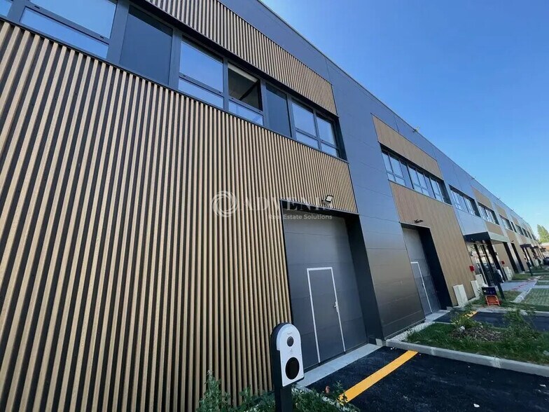 Flex in Trappes for lease - Building Photo - Image 2 of 3