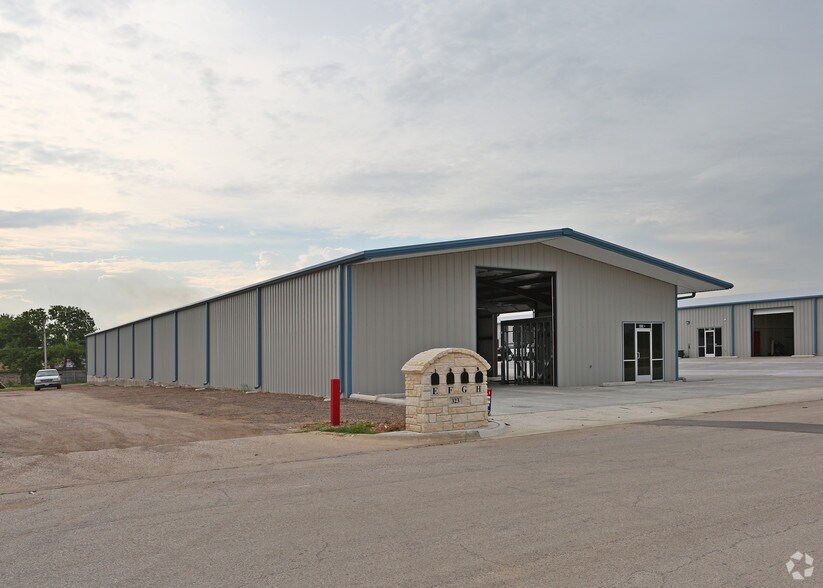 301 Thomas Pl, Everman, TX à louer - Photo du bâtiment - Image 3 de 35