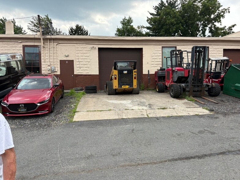 550 W Bridge St, Morrisville, PA for lease - Building Photo - Image 1 of 3