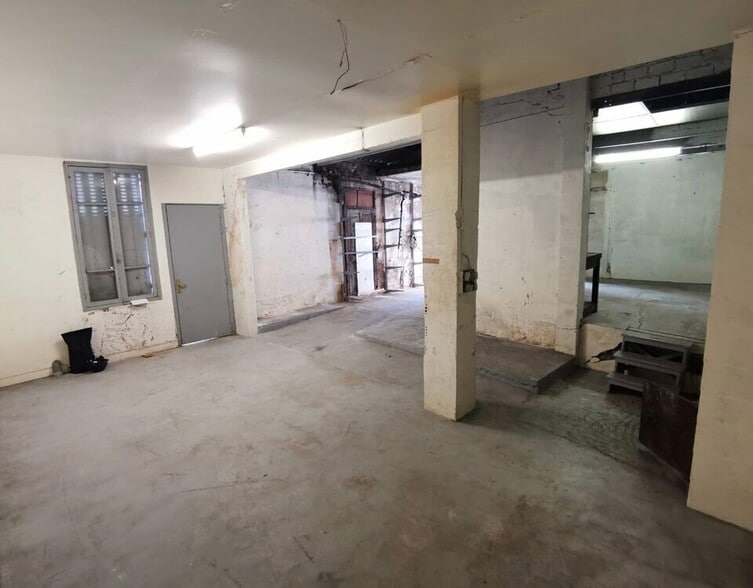 Industrial in Paris for lease - Building Photo - Image 1 of 6