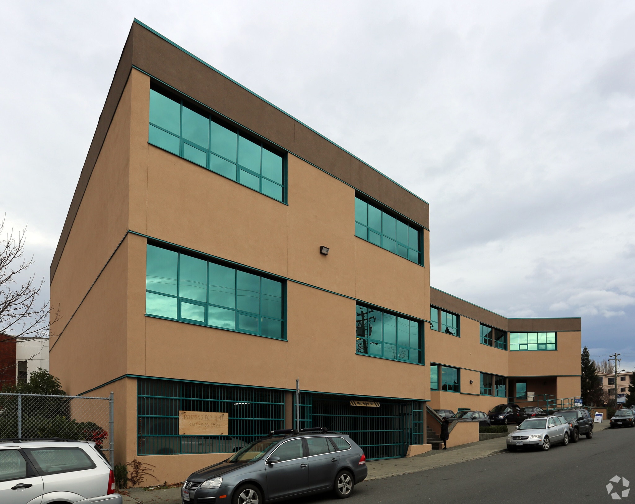415 Gorge Rd E, Victoria, BC à louer Photo du bâtiment- Image 1 de 3