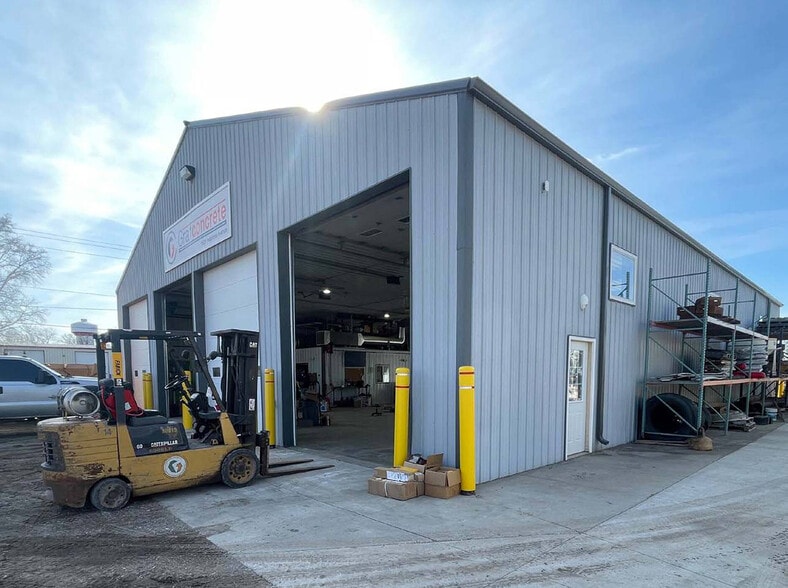 Industrial Buildings for Sale portfolio of 2 properties for sale on LoopNet.ca - Building Photo - Image 2 of 9