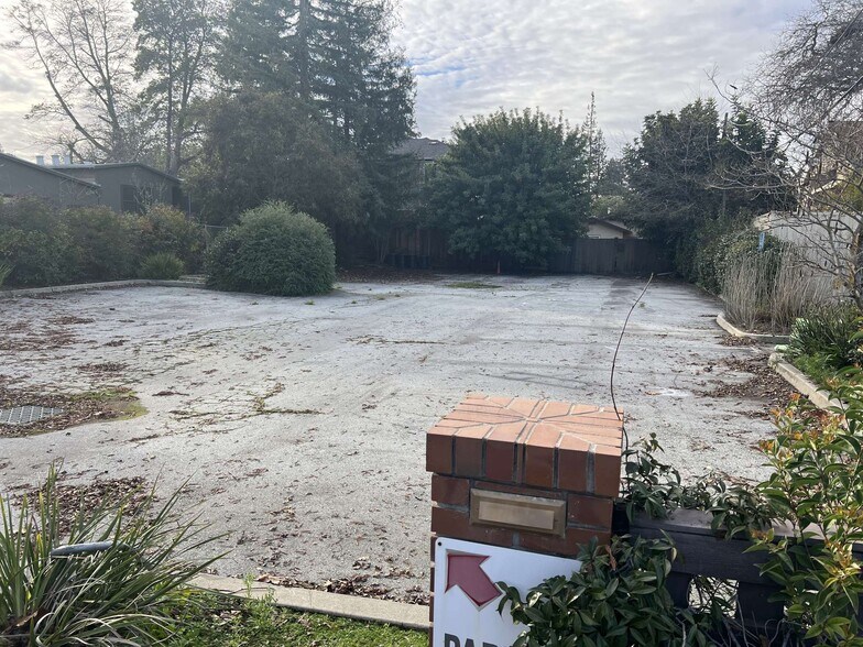 201 El Camino Real & 612 Cambridge Ave portefeuille de 3 propriétés à vendre sur LoopNet.ca - Photo du bâtiment - Image 3 de 6