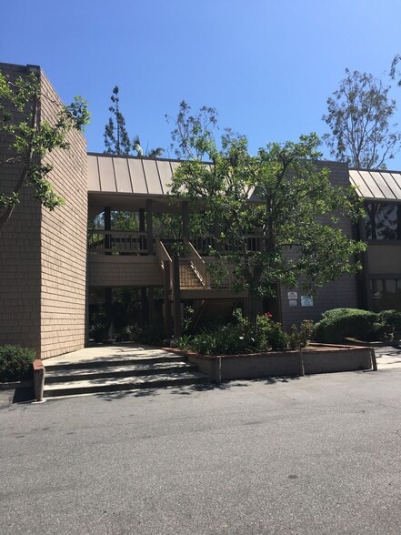 5053 La Mart Dr, Riverside, CA à vendre - Photo du bâtiment - Image 3 de 10