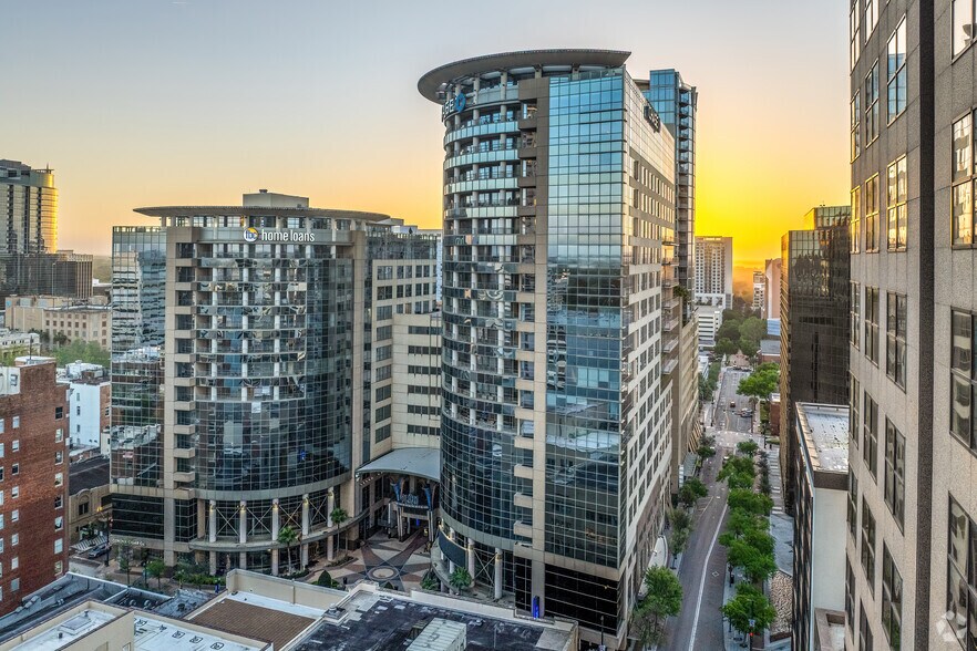 Chase Plaza portefeuille de 15 propriétés à vendre sur LoopNet.ca - Photo du bâtiment - Image 1 de 23