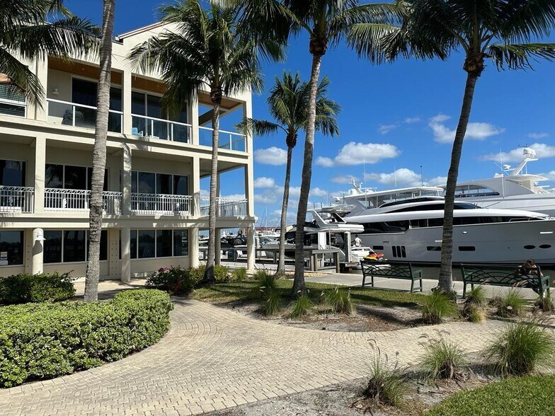1001 10th Ave S, Naples, FL à vendre - Photo du bâtiment - Image 2 de 36