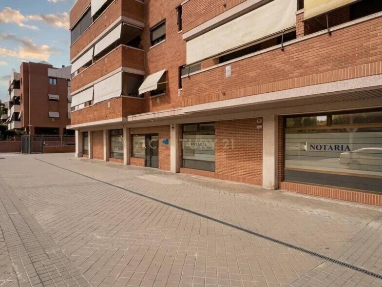 Bureau/Commerce de détail dans Pozuelo de Alarcón, Madrid à louer - Photo du bâtiment - Image 3 de 5