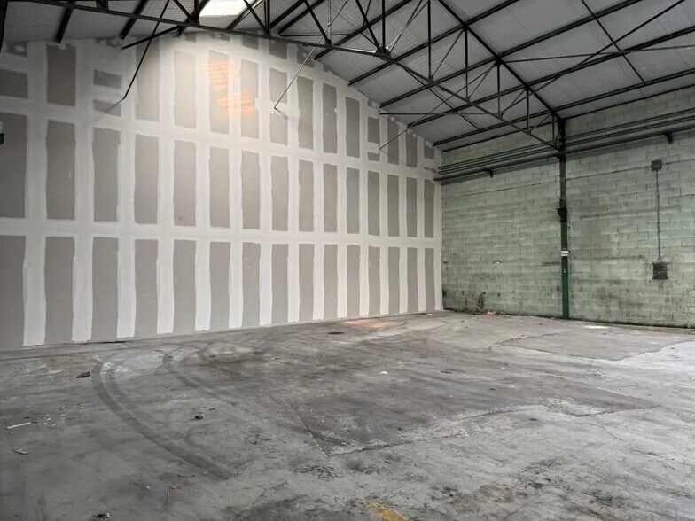 Flex in Reyrieux for lease - Interior Photo - Image 3 of 5