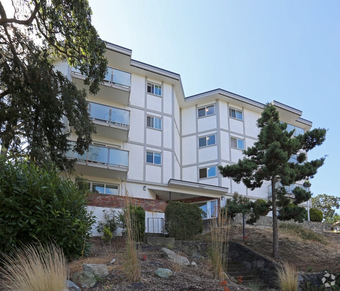 1527 Fort St, Victoria, BC for sale - Building Photo - Image 2 of 4