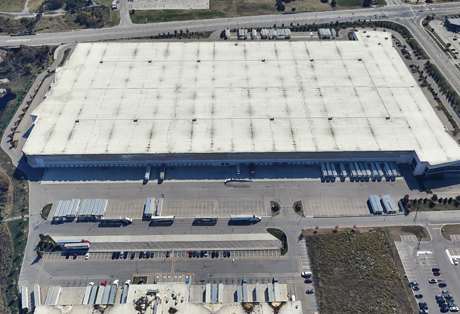 2020 Logistics Dr, Mississauga, ON à louer Photo du bâtiment- Image 1 de 2