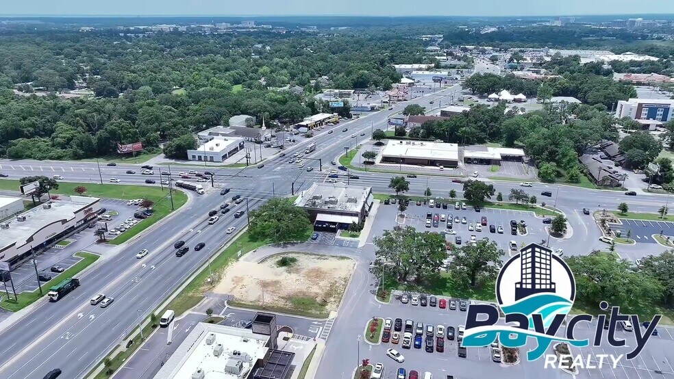 7000 N Davis Hwy, Pensacola, FL à louer - Vidéo sur l’inscription commerciale - Image 2 de 7