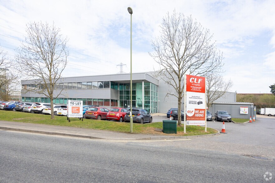 210 Mauretania Rd, Nursling à louer - Photo du bâtiment - Image 2 de 2