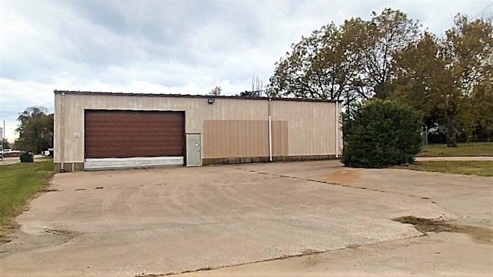 131 E Sears St, Denison, TX for lease - Building Photo - Image 2 of 11