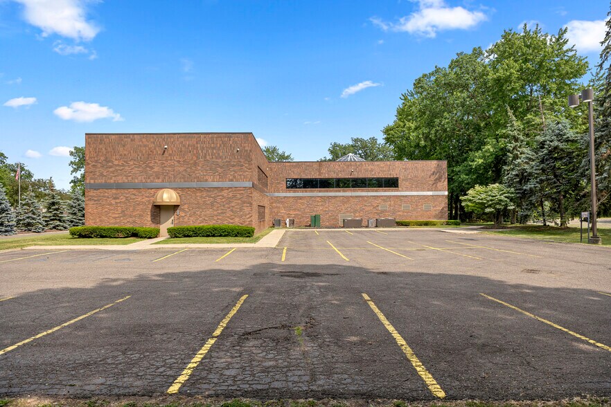 15360 S Commerce Dr, Dearborn, MI à vendre - Photo du bâtiment - Image 3 de 56