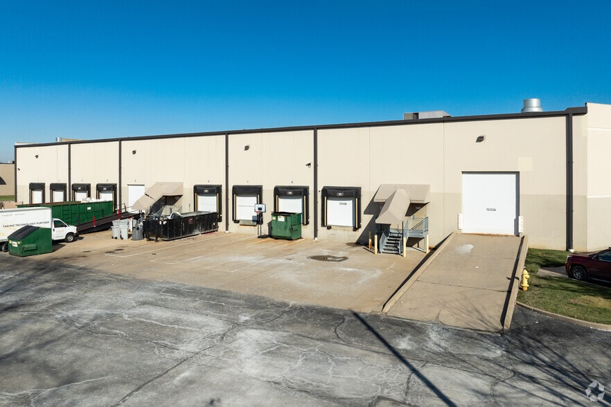 1533-1537 Larkin Williams Rd, Fenton, MO for lease - Building Photo - Image 2 of 4