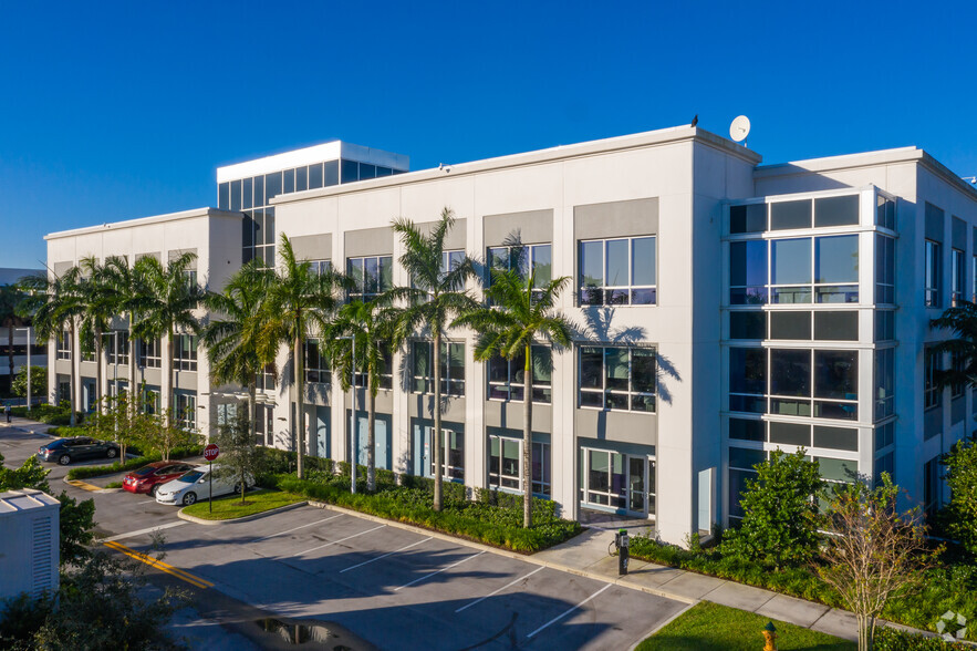 2900 Monarch Lakes Blvd, Miramar, FL for lease - Building Photo - Image 1 of 9