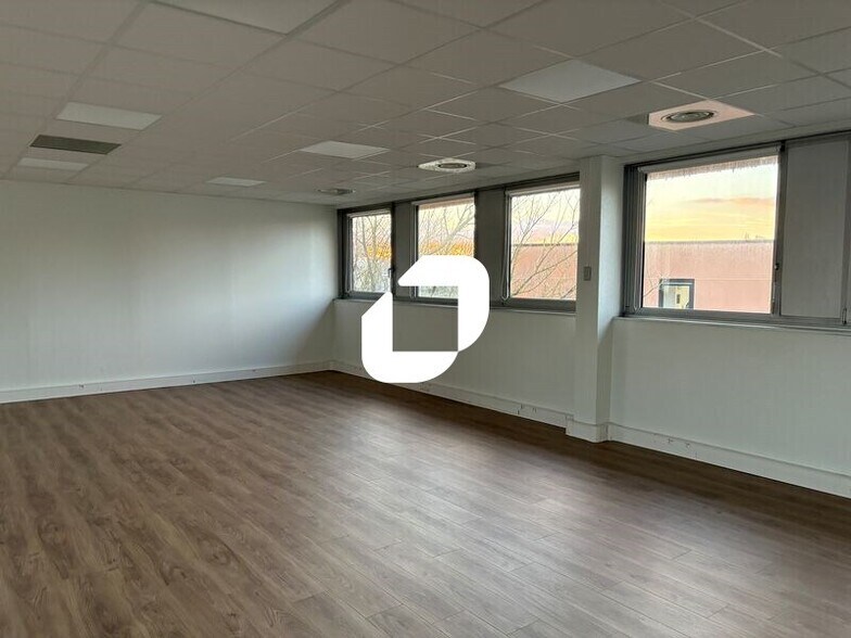 Rue Maryse Bastié, Bron for lease - Interior Photo - Image 3 of 11