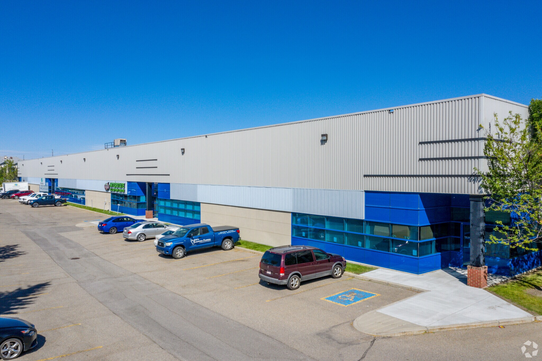 4550 25th St SE, Calgary, AB à vendre Photo principale- Image 1 de 1