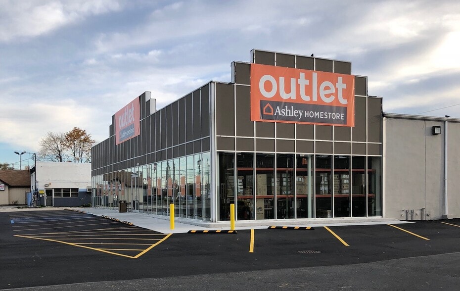 1821 Broad Hollow Rd, Farmingdale, NY for lease - Building Photo - Image 1 of 5