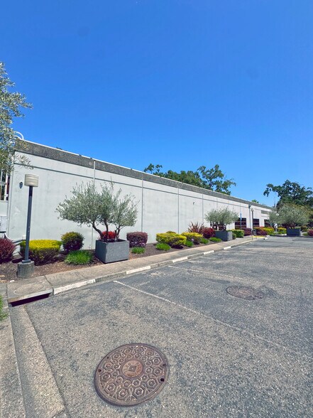 5355 Skylane Blvd, Santa Rosa, CA à louer - Photo du bâtiment - Image 3 de 4