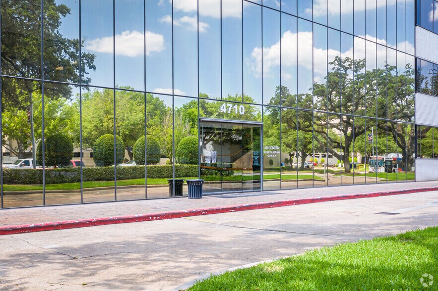 4710 Bellaire Blvd, Bellaire, TX à louer - Photo du bâtiment - Image 3 de 19
