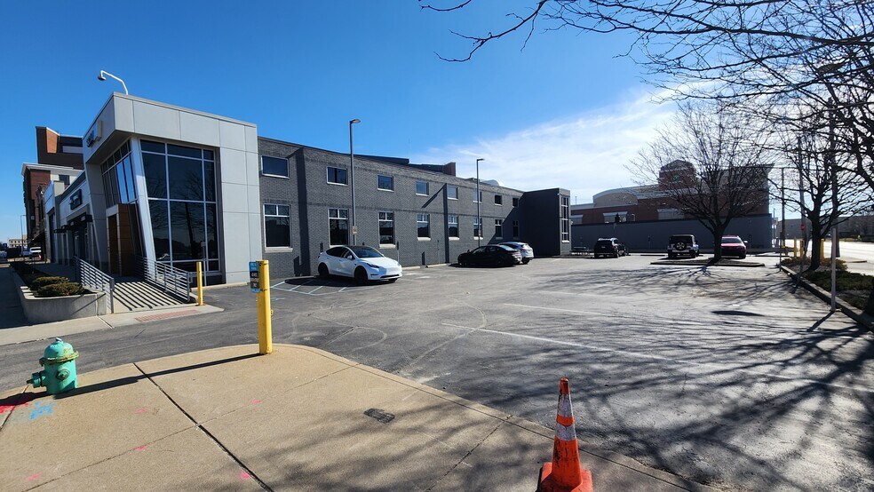 425 W South St, Indianapolis, IN à louer - Photo du bâtiment - Image 3 de 12