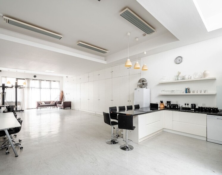 129 Weedington Rd, London for lease - Interior Photo - Image 3 of 6