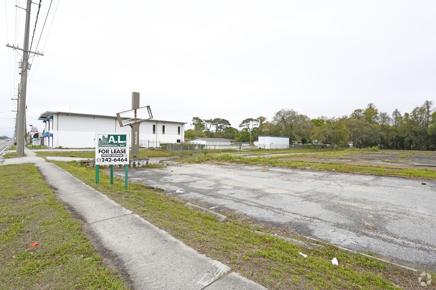4332 W Waters Ave, Tampa, FL for lease - Primary Photo - Image 1 of 3