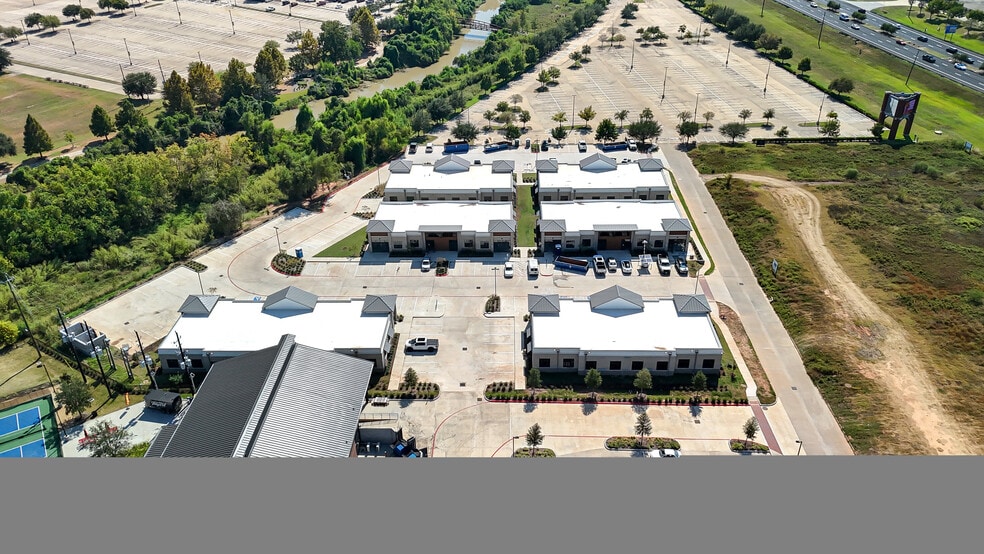 1039 Imperial Blvd, Sugar Land, TX for lease - Building Photo - Image 3 of 25