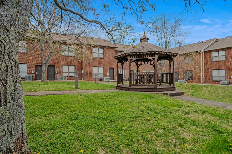 504 Autumn Springs Ct, Franklin, TN à vendre - Photo du bâtiment - Image 2 de 7