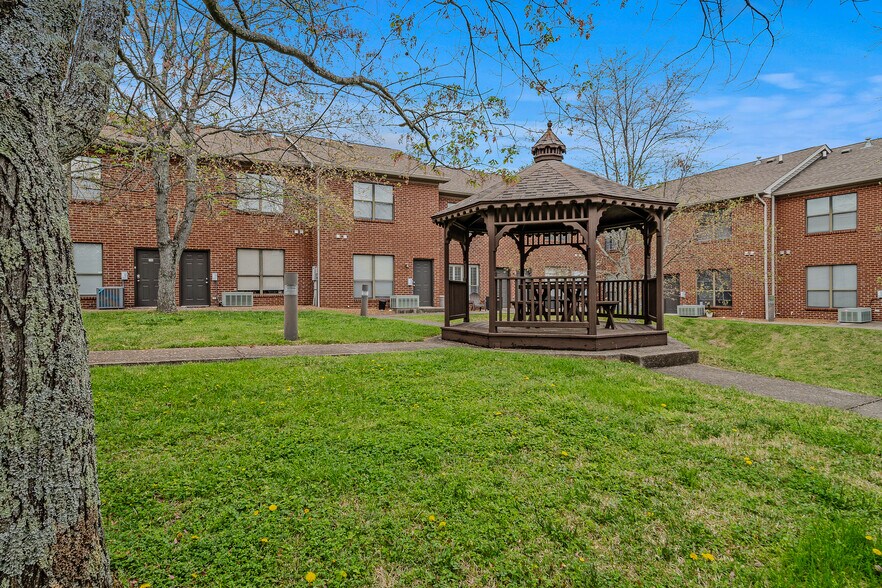 504 Autumn Springs Ct, Franklin, TN à vendre - Photo du bâtiment - Image 2 de 7