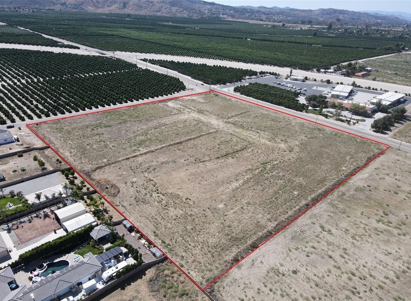 44063 Mark Ct, Hemet, CA à vendre - Photo du bâtiment - Image 3 de 20