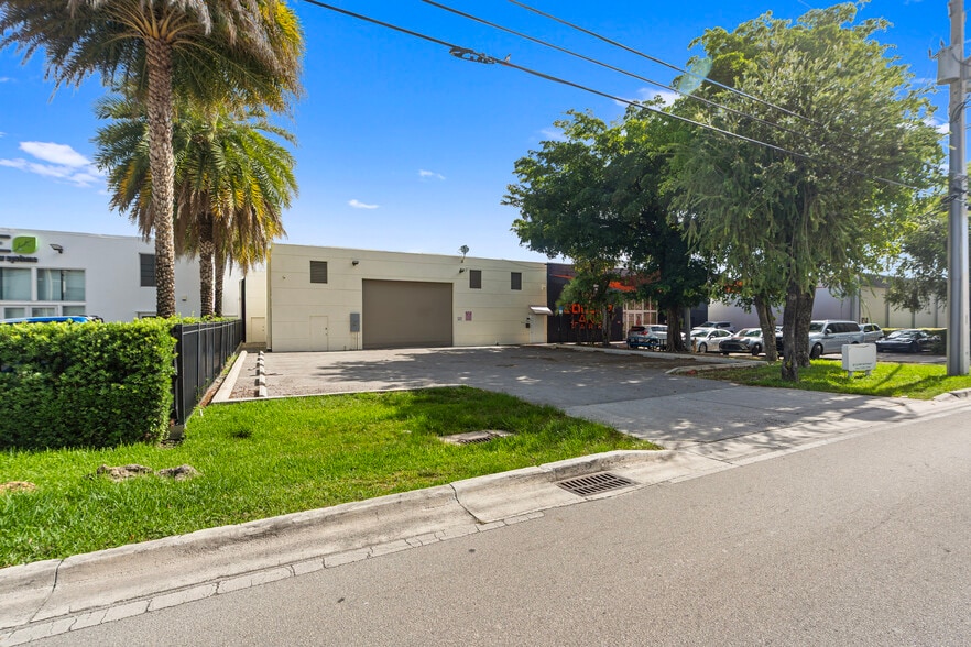 8111-8113 NW 54th St, Miami, FL à louer - Photo du bâtiment - Image 3 de 26