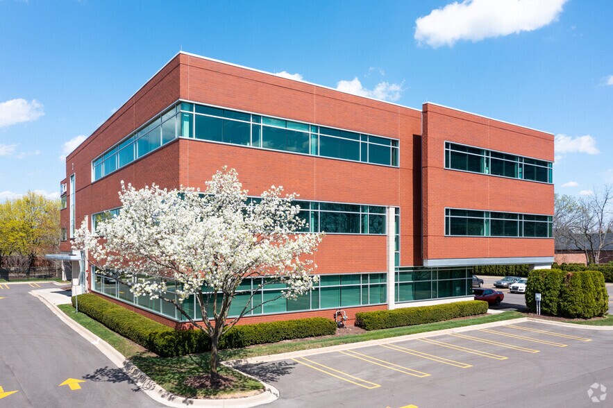 2 Corporate Dr, Southfield, MI à louer - Photo du bâtiment - Image 2 de 6