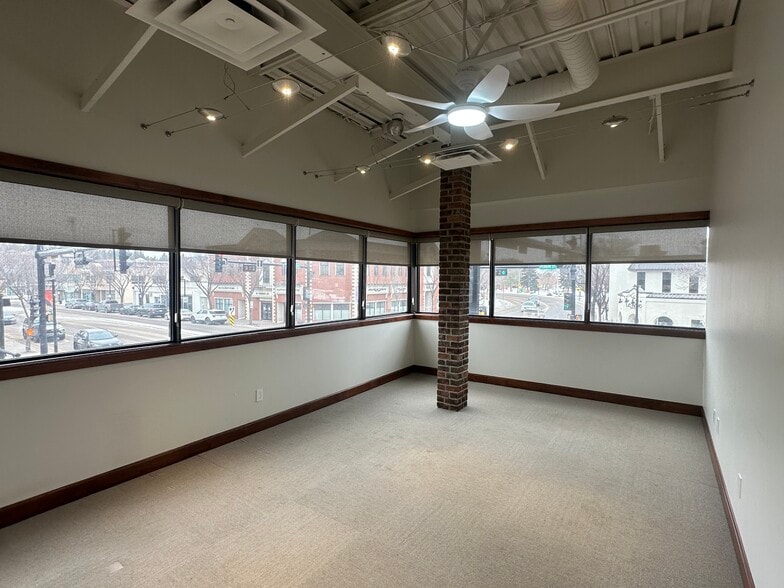 21 Perron St, St. Albert, AB à louer - Photo du bâtiment - Image 2 de 7