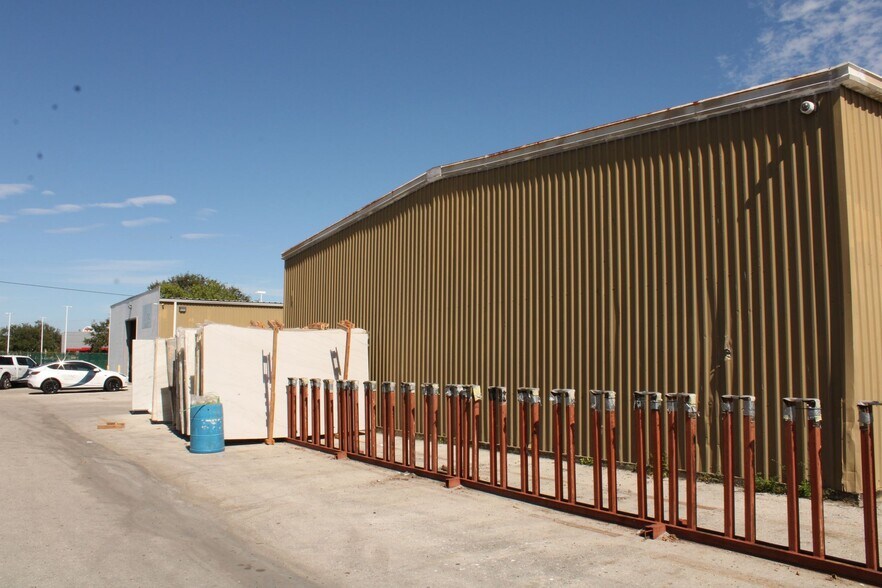 4603 Fowler St, Fort Myers, FL à vendre - Photo du bâtiment - Image 2 de 3