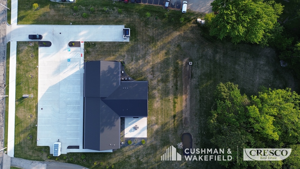 29992 Lorain Rd, North Olmsted, OH à vendre - Photo du bâtiment - Image 2 de 12