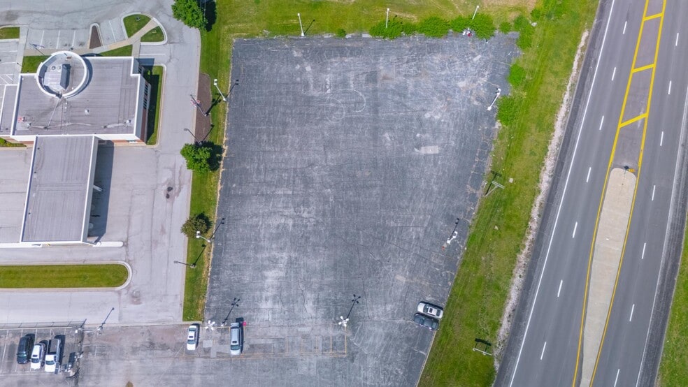 11911 E US Highway 40, Independence, MO for sale - Building Photo - Image 1 of 3