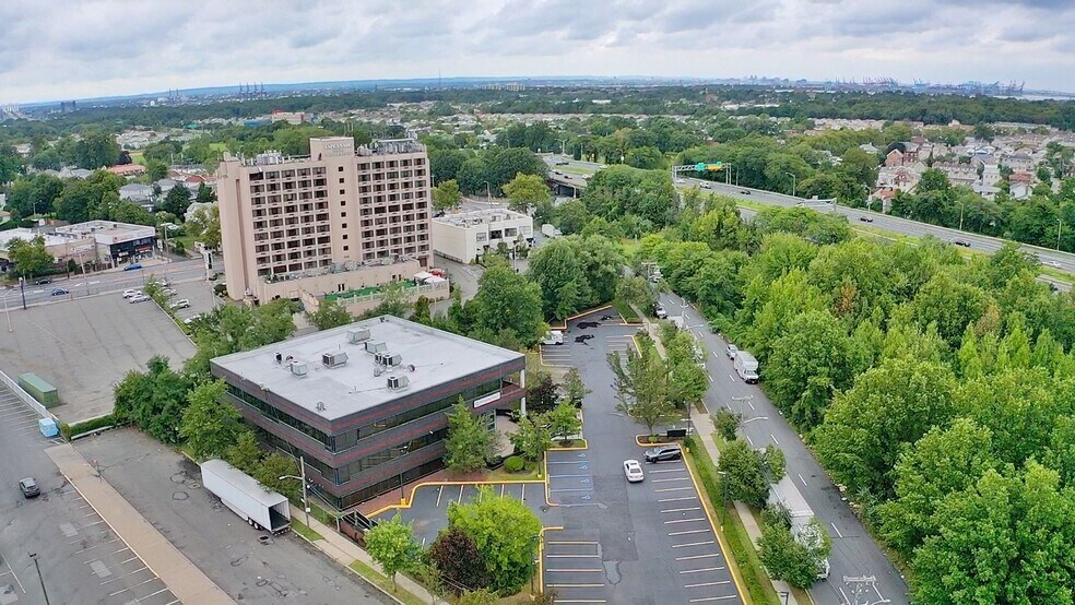 260 Christopher Ln, Staten Island, NY à louer - Photo du bâtiment - Image 3 de 6