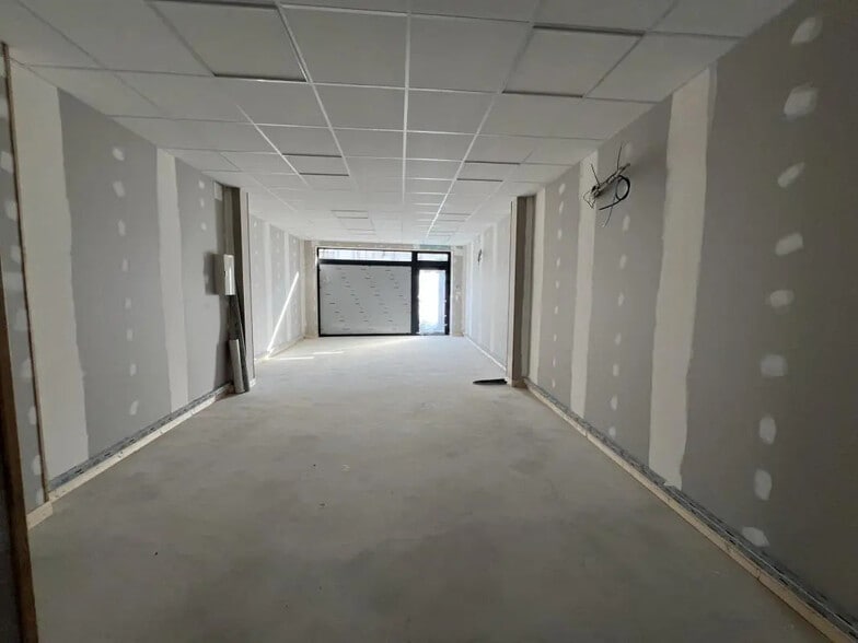 Retail in Reims for lease - Interior Photo - Image 3 of 6