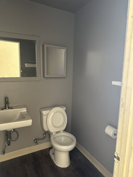 6837 Canoga Ave, Canoga Park, CA for lease - Interior Photo - Image 3 of 3