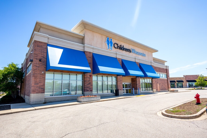 5700 W Capitol Dr, Milwaukee, WI for lease - Building Photo - Image 2 of 24