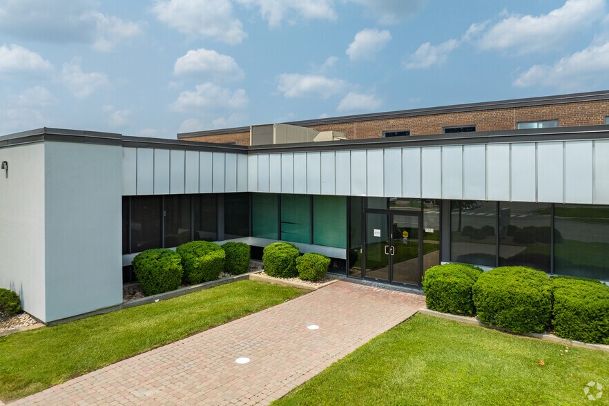 100 Belfield Rd, Toronto, ON for lease - Building Photo - Image 3 of 4