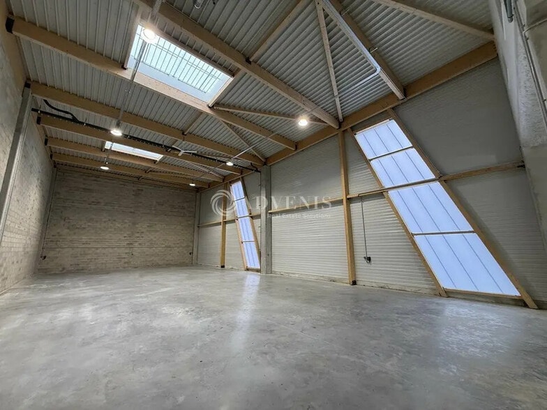 Flex in Lognes for lease - Building Photo - Image 1 of 12